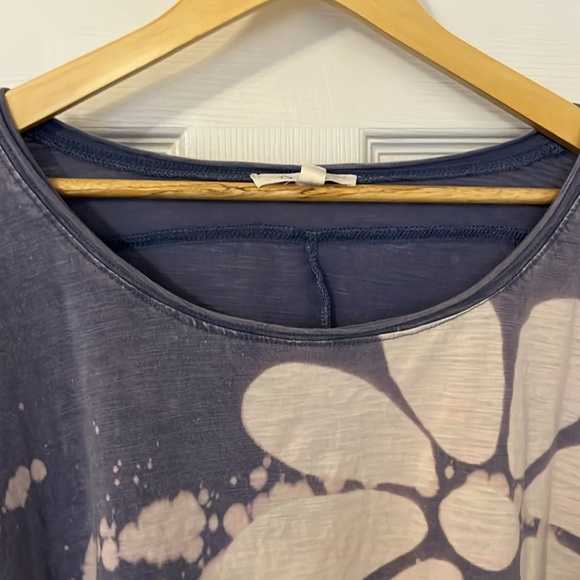 Oli & Hali asymmetrical top with floral design. - Picture 3 of 5